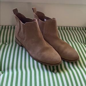 Tom’s tan suede chelsea boots